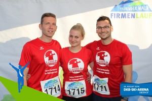 Teilnehmer vom Team t-wood.de Liebe deinen Wald vor der Fotowand beim Thüringer Wald Firmenlauf 2016 in der DKB-Ski-Arena Oberhof
