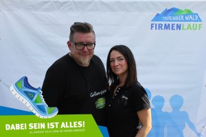 Teams von Thüringer Landstolz Schmalkalden und Köstritzer vor der Fotowand beim Thüringer Wald Firmenlauf 2016 in der DKB-Ski-Arena Oberhof