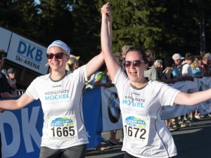 jubelnde Läuferinnen beim Thüringer Wald Firmenlauf 2016 auf der Strecke kurz vorm Zieleinlauf in der DKB-Ski-Arena Oberhof