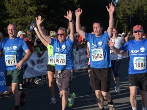 jubelnde Läufer beim Thüringer Wald Firmenlauf 2016 auf der Strecke kurz vorm Zieleinlauf in der DKB-Ski-Arena Oberhof