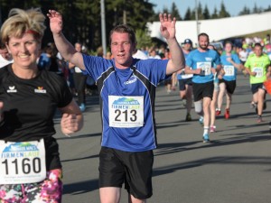 jubelnder Läufer beim Thüringer Wald Firmenlauf 2016 auf der Strecke kurz vorm Zieleinlauf in der DKB-Ski-Arena Oberhof
