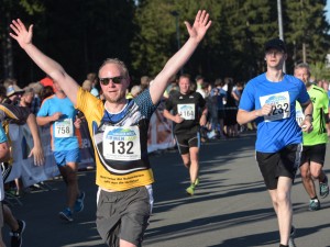 jubelnder Läufer beim Thüringer Wald Firmenlauf 2016 auf der Strecke kurz vorm Zieleinlauf in der DKB-Ski-Arena Oberhof