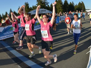 jubelnde Läufer beim Thüringer Wald Firmenlauf 2016 auf der Strecke beim Zieleinlauf in der DKB-Ski-Arena Oberhof