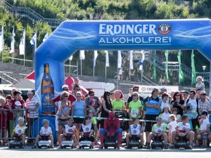 Teilnehmer des Bobbycar- und Maskottchen Rennens mit Spiderman am Start beim Thüringer Wald Firmenlauf 2016