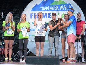 Teilnehmer des Thüringer Wald Firmenlaufs 2016 bei der Siegerehrung mit Urkunde