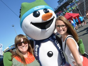 zwei Besucherinnen vom Thüringer Wald Firmenlauf 2016 mit dem Maskottchen von Oberhof