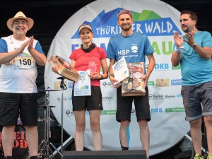 Teilnehmer des Thüringer Wald Firmenlaufs 2016 bei der Siegerehrung mit Thüringer Wald Boxen mit regionalen Produkten