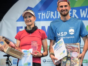 Teilnehmer des Thüringer Wald Firmenlaufs 2016 bei der Siegerehrung mit Thüringer Wald Boxen mit regionalen Produkten