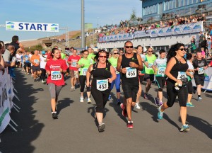 Teilnehmer bei Start zum Thüringer Wald Firmenlauf in der DKB-Ski-Arena Oberhof