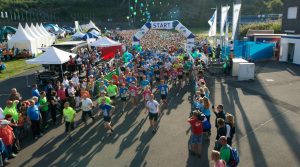 Start der teilnehmende Läufer beim Thüringer Wald Firmenlauf in Oberhof