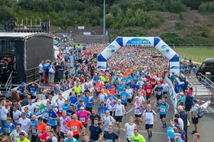 Ein großes Startfeld zu Beginn der Strecke des Thüringer Wald Firmenlauf