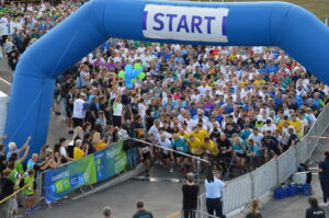3.370 Läufer und Nordic Walker gingen bei strahlendem Sonnenschein und idealen Laufbedingungen zum 12. Firmenlauf Thüringens Süden am 7. September 2022 in der LOTTO Thüringen Arena an den Start. Die Teilnehmer bewiesen erneut, dass die Wirtschaft in Thüringens Süden läuft. © forum Thüringer Wald e.V