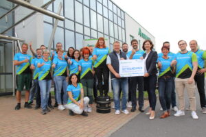Als Dank für die besondere Teamleistung von 122 Läufern und Nordic Walkern und das damit verbundene Engagement der Rennsteig Werkzeuge GmbH beim 12. Firmenlauf Thüringens Süden am 7. September 2022 erhielten das Laufteam und Geschäftsführer Sascha Zmiskol ein Fass Bier von Cornelia Grimm, Regionalmanagerin des Veranstalters forum Thüringer Wald e. V. , und Thomas Grellmann, Geschäftsführer des Ausrichters Oberhofer Sport und Event GmbH. © forum Thüringer Wald e.V