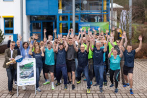 Von Beginn an dabei – Das Team der BN Automation AG in Ilmenau. Seit 2010 ist das Unternehmen mit seinem Team beim Firmenlauf vertreten. Und auch in diesem Jahr geht das Unternehmen wieder mit seinen Läufern bei dem Sportevent der Region an den Start. Mit auf dem Foto sind: Stefan Schneider, Vorstandsvorsitzender der BN Automation AG (1. Reihe, 3. v. r.), Dr. Ralf Pieterwas, Hauptgeschäftsführer der IHK Südthüringen (1. v. l.), Bernd Wernicke (2. v. l.)- Geschäftsführer Oberhofer Sport und Event GmbH (Ausrichter des Firmenlaufs) und Cornelia Grimm (3. v. l.) – Regionalmanagerin beim forum Thüringer Wald e. V. (Veranstalter des Firmenlaufs). © Michael Reichel – arifoto.de