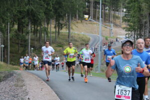 Bildunterschrift: 4.500 Läufer und Nordic Walker aus insgesamt 234 Unternehmen gehen am 23. August 2023 in Oberhof zum Firmenlauf THÜRINGENS SÜDEN® an den Start. Es wird die bereits 13. Auflage der sportlichsten Netzwerkparty der Region sein. © forum Thüringer Wald e.V.