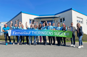Der Countdown läuft! Am 17. April um 10:00 Uhr startet die Anmeldung für den 14. Firmenlauf THÜRINGENS SÜDEN 2024. Die Läuferinnen und Läufer der Alupress GmbH aus Hildburghausen, Champions des Bürostuhlrennens 2023, stehen bereits in den Startlöchern. Auf dem Foto sind zu sehen: Denise Reese (m), Personalleiterin und David Rausch (8 v.r.), HSE-Manager der Alupress GmbH mit ihrem hochmotivierten Team, Dr. Ralf Pieterwas (2.v.r.), Hauptgeschäftsführer der IHK Südthüringen und Denise Plambeck (r.), Referentin der IHK Südthüringen (Veranstalter des Firmenlaufes) sowie Bernd Wernicke (l), Geschäftsführer der Oberhofer Sport und Event GmbH (Ausrichter des Firmenlaufes). ©IHK Südthüringen
