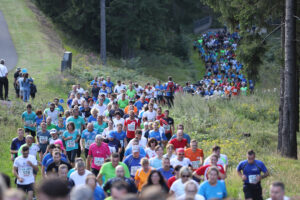 4.500 Läufer und Nordic Walker aus mehr als 240 Unternehmen gehen am 28. August 2024 in der Oberhofer LOTTO Thüringen Arena am Rennsteig zum Firmenlauf THÜRINGENS SÜDEN an den Start. Es ist die 14. Auflage der sportlichsten Netzwerkparty der Region. ©IHK Südthüringen
