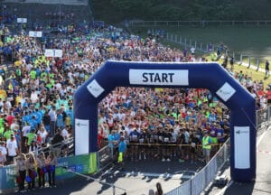 Bildunterschrift: Bei strahlendem Sonnenschein feierten 6.000 Firmenläufer und Fans das größte Betriebsfest in Thüringens Süden – den Firmenlauf 2024. ©IHK Südthüringen